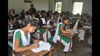 पलामू: छोटी से लापरवाही से सात छात्राएं जैक बोर्ड की परीक्षा देने से वंचित, बर्बाद हुआ एक साल, आरोपी प्रभारी हेडमास्टर पर गिरी विभागीय गाज