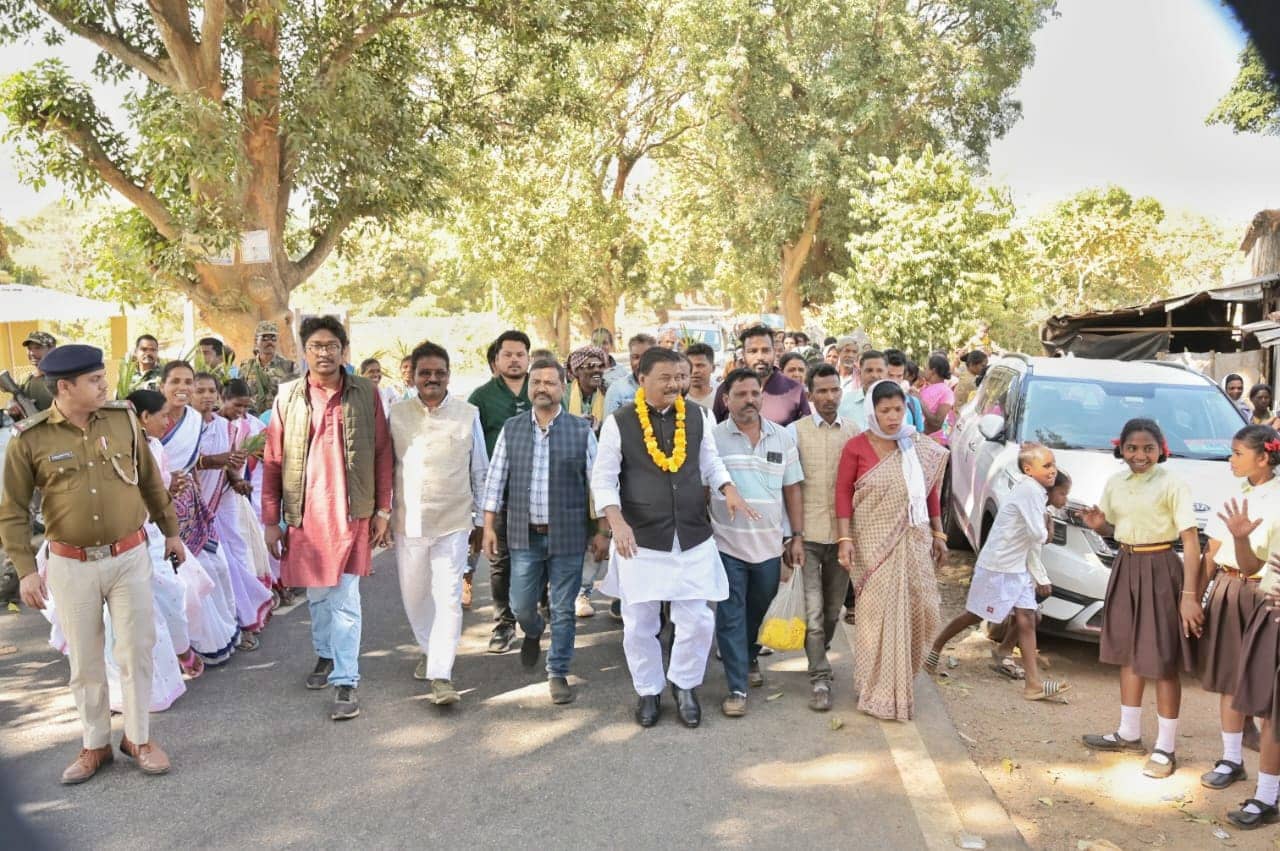 चाईबासा: पश्चिमी सिंहभूम के लुंबई गांव पहुंचे पूर्व मंत्री बंधु तिर्की, बिरसाईत समुदाय के लोगों ने किया जोरदार स्वागत, पढ़ें मंत्री ने क्या कहा