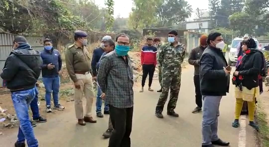 विवादित मकान को सदर सीओ ने किया सील, कोर्ट का फैसला आने के बाद मिलेगी चाभी