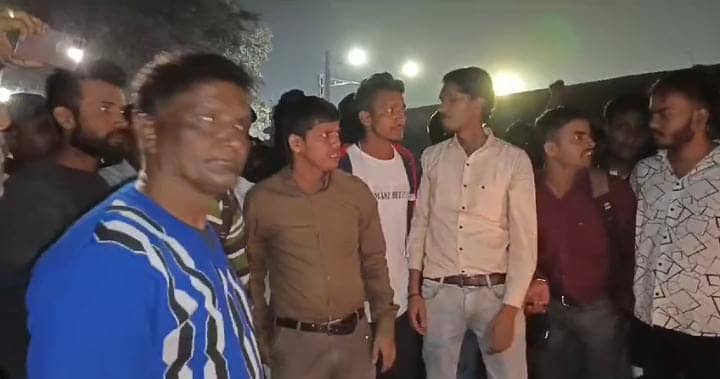 जमशेदपुर: टाटानगर स्टेशन के पास दर्दनाक सड़क हादसा, हाइवा की चपेट में आकर बाइक सवार पति-पत्नी की मौत, लोगों ने जमकर काटा बवाल