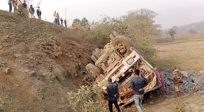 Breaking : हिरणपुर-कोटालपोखर मुख्य सड़क पर भीषण हादसा,10 चक्का हाईवा 20 फीट गहरी खाई में गिरा