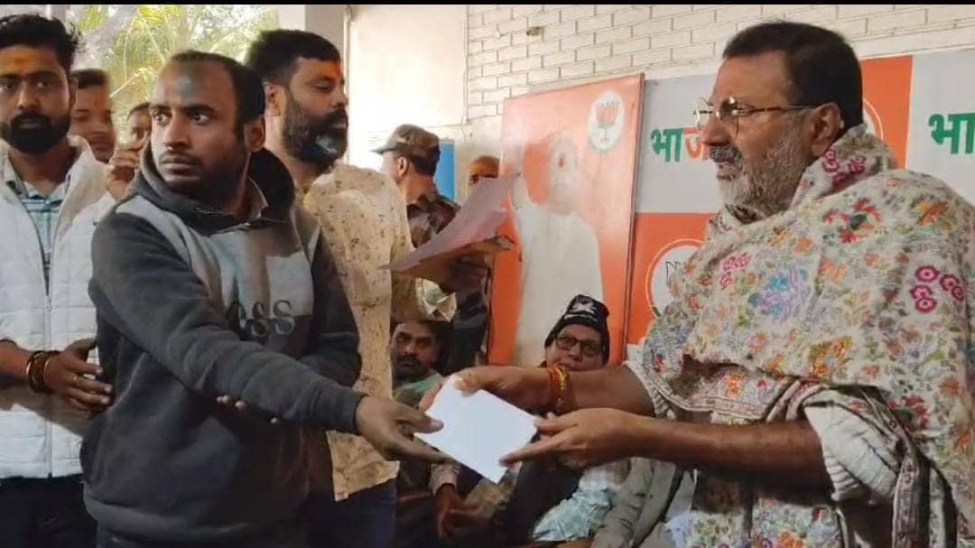 गोड्डा सांसद ने देवघर मीणा बाजार में लगी आग के पीड़ित दुकानदारों को 25-25 हजार रुपए की दी सहायता राशि, कहा- पीड़ित परिवार मेरे परिवार की तरह