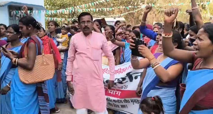 आक्रोशित जल सहिया ने PHED कार्यालय परिसर में जमकर की नारेबाजी, सौंपा मांग पत्र