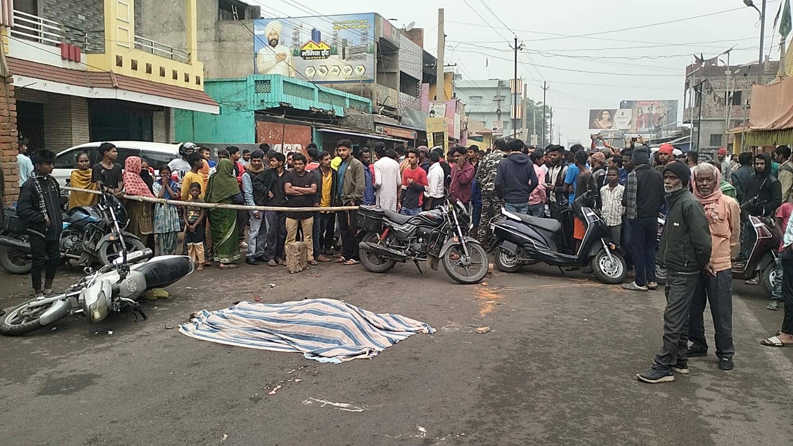 गिरिडीह में भीषण सड़क हादसा, बाइक सवार दो युवक की दर्दनाक मौत, विरोध में लोगों ने किया सड़क जाम 