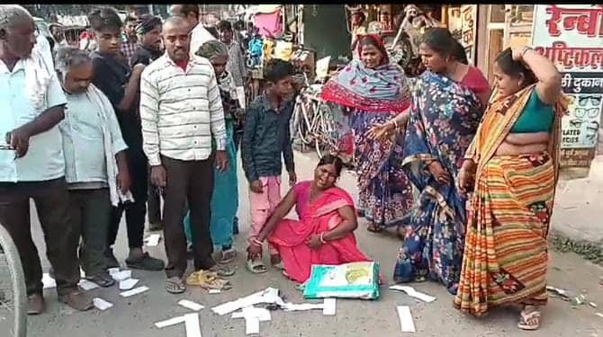 Bihar News:आखिर क्यों कागज का बंडल लिये बीच सड़क पर दहाड़ मारकर रोने लगी ये महिला, पढ़ें हैरान करनेवाला मामला