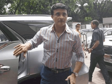 पूर्व भारतीय क्रिकेटर सौरव गांगुली की कार का एक्सीडेंट, बाल-बाल बचे