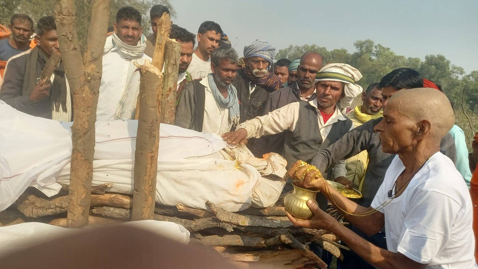 बेटे और पोते को मुखाग्नि देने की चल रही थी तैयारी, तभी आयी पत्नी की मौत की सूचना, गमगीन हुआ पूरा गांव 