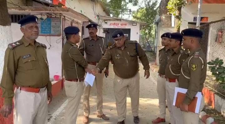Crime News: मोकामा गोलीकांड मामले में पुलिस ने चिपकाया इश्तेहार,दिया हाजिर होने का आख़री अल्टीमेटम