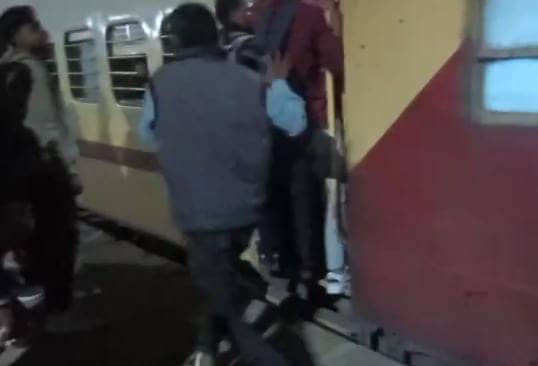 महाकुंभ जाने की ऐसी मची होड़ कि जान जोखिम में डालकर चलती ट्रेन की खिड़की से चढ़ने लगे लोग, पढ़ें फिर क्या हुआ