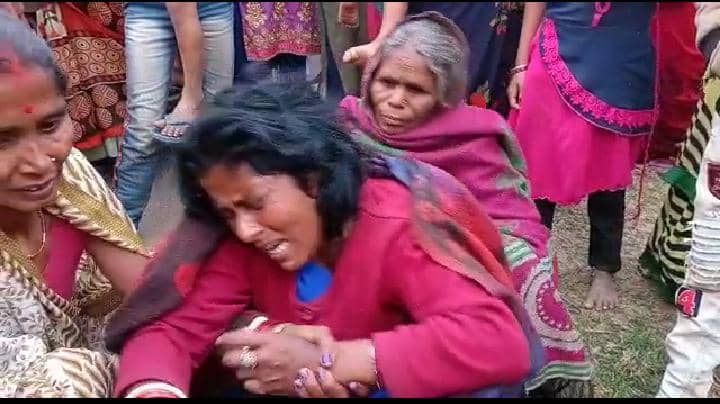 हत्या के आरोप में सड़क जाम, ग्रामीणों ने पुलिस प्रशासन के खिलाफ की नारेबाजी