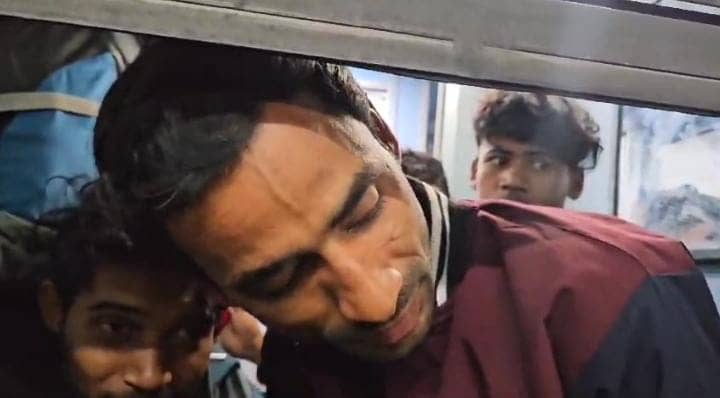 महाकुंभ के श्रद्धालुओं के आगे रेलवे पस्त! टिकट कन्फर्म होने के बाद भी शौचालय में बैठकर सफर करने को मजबूर हुए यात्री