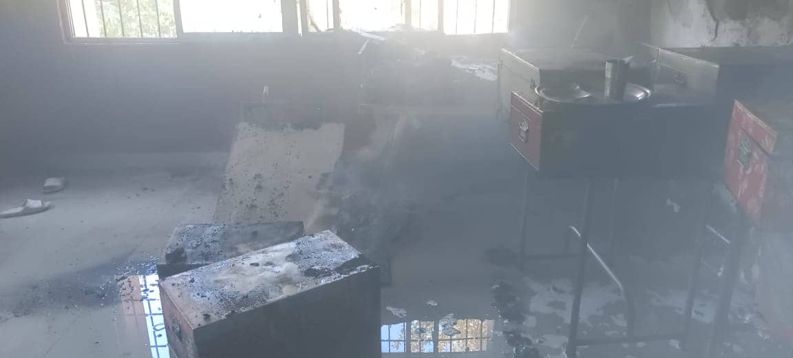 Breaking: लातेहार जिले के अनुसूचित जनजाति स्कूल के छात्रावास में लगी आग, रूम में रखा सभी सामान जलकर राख