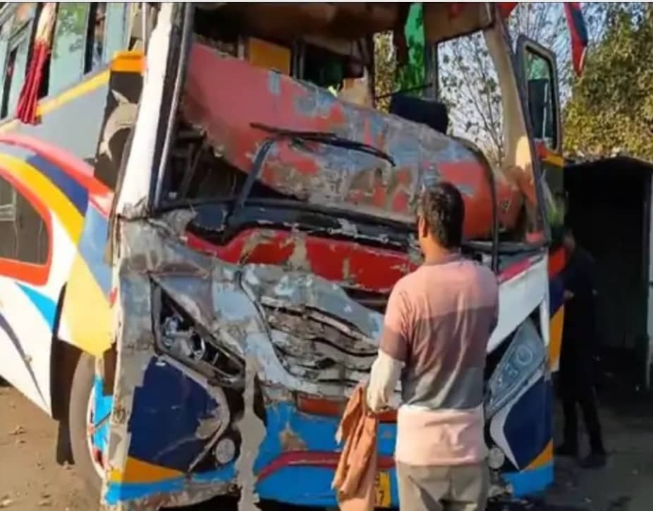 कोलकाता से प्रयागराज जा रही श्रद्धालुओं से भरी बस हजारीबाग के चौपारण में दुर्घटनाग्रस्त, 22 लोग घायल
