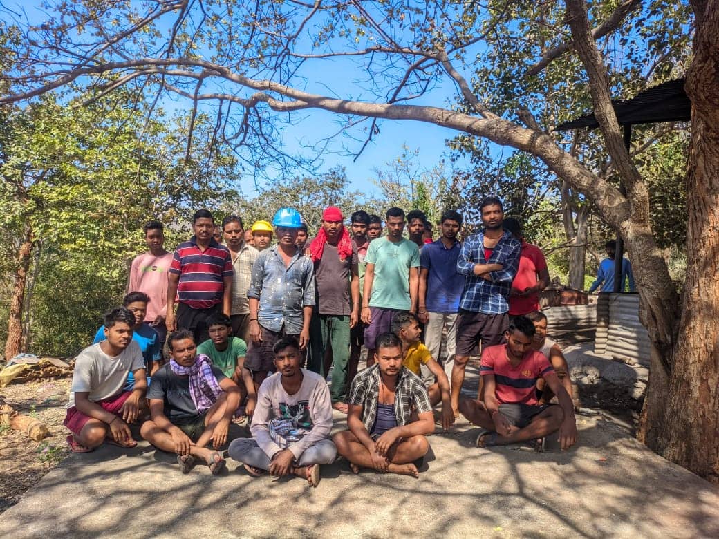 तेलंगाना में टनल हादसे के बाद डरे-सहमे गुमला के 150 मजदूरों ने काम करने से किया इनकार, कहा- कंपनी जबरन भेज रही सुरंग के अंदर