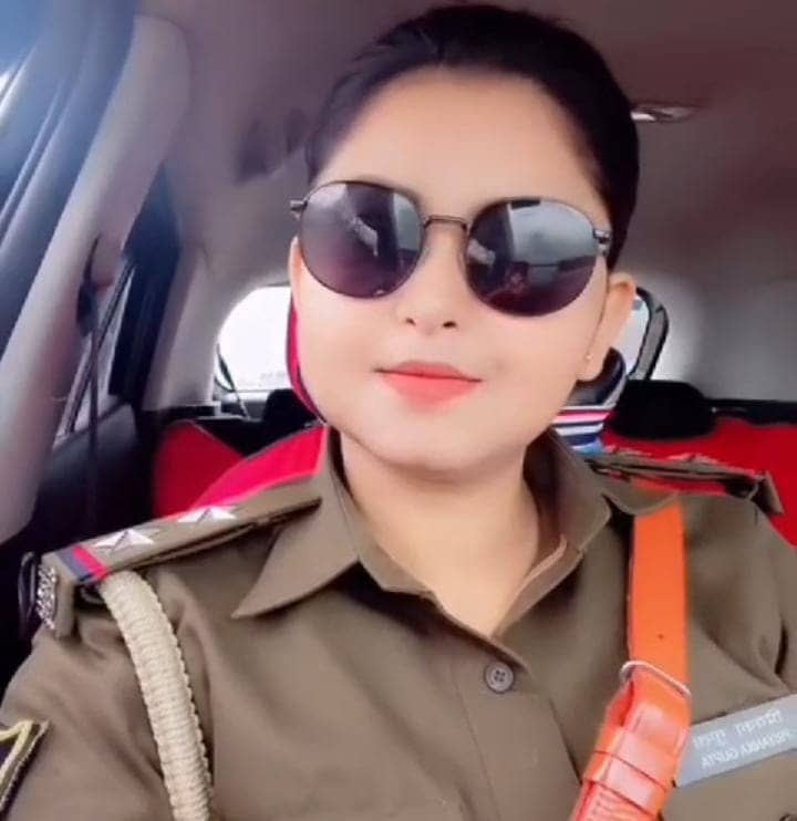 ऑन ड्यूटी वर्दी में रील्स बनाना पड़ गया भारी, महिला दारोगा का वीडियो हुआ वायरल तो एसपी ने किया निलंबित
