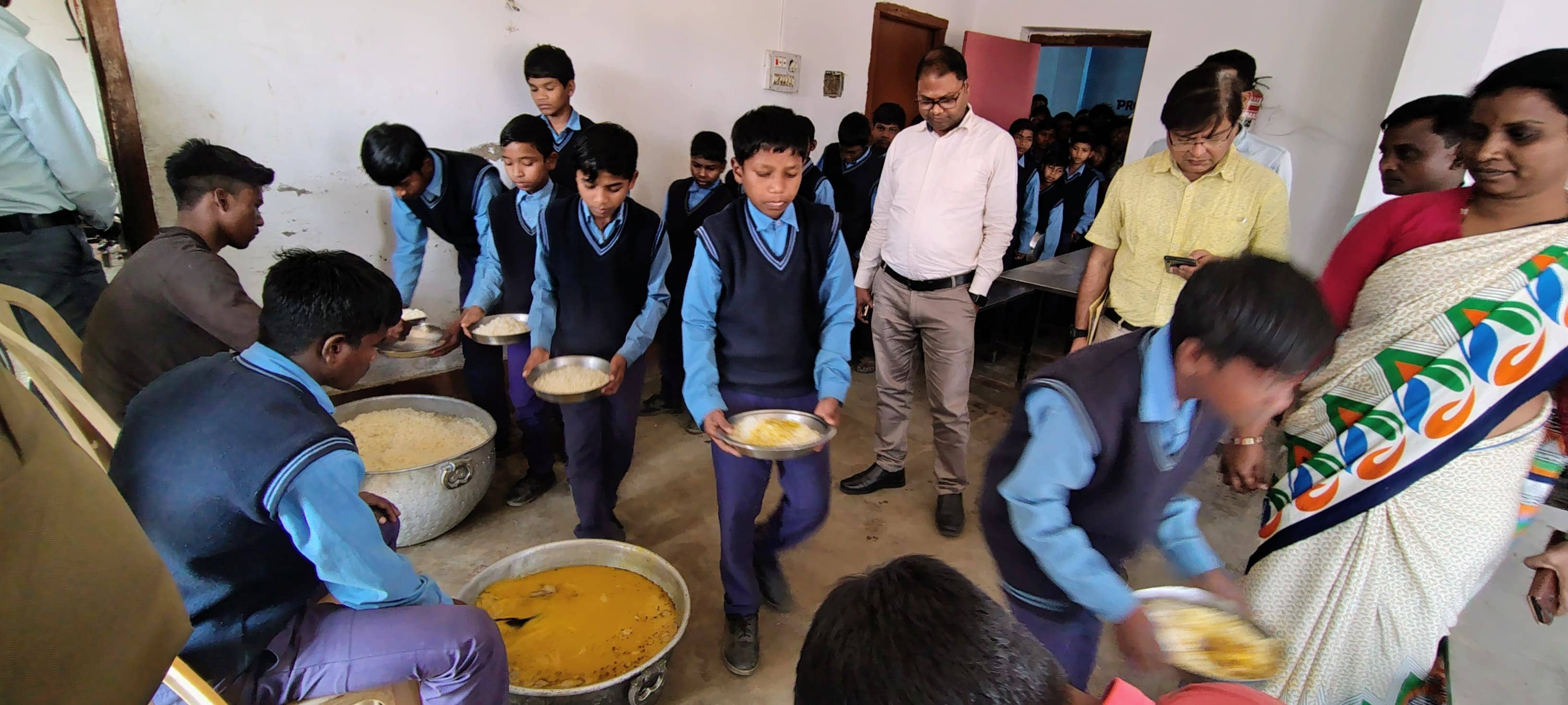 हाय रे हमर सोना झारखंड, आश्रम विद्यालय में बच्चों की थाली से पोषक आहार हुआ गायब,बीडीओ ने प्रभारी प्राचार्य को लगाया फटकार