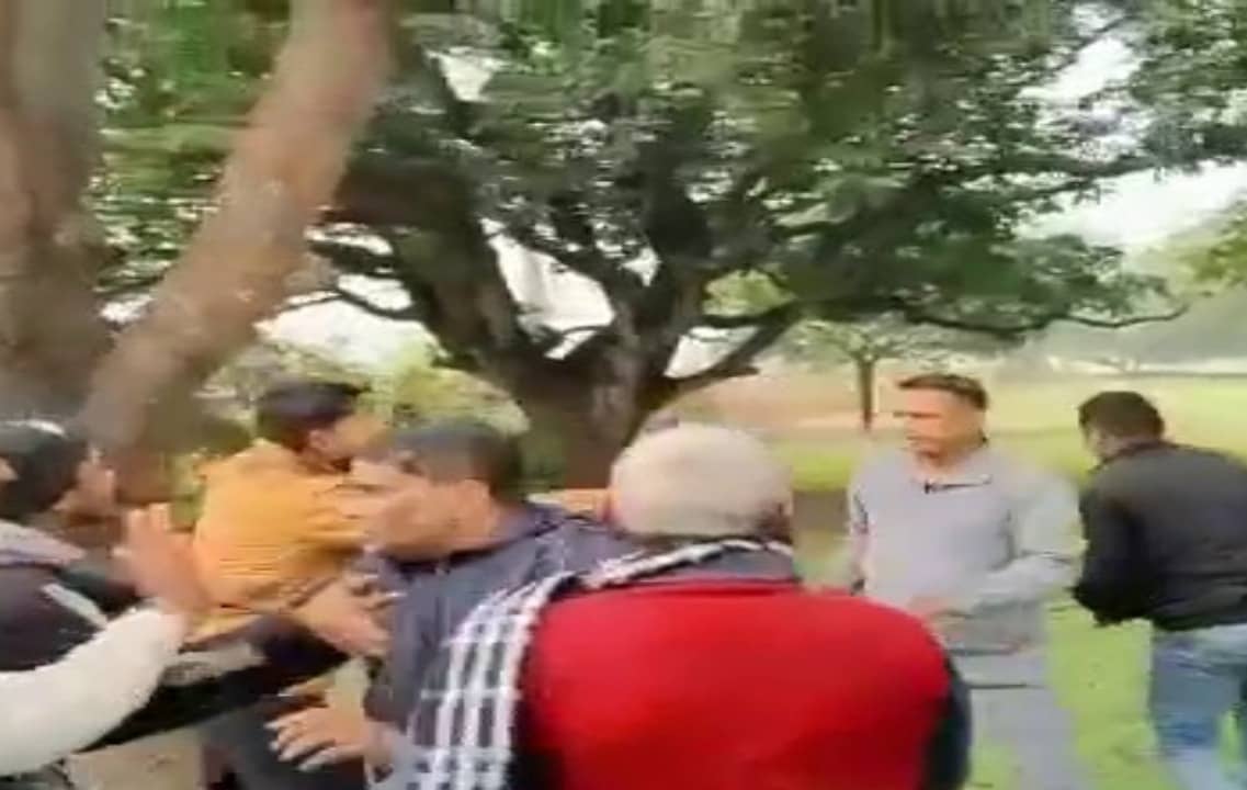 मंत्री के बेटे ने बगीचे में खेल रहे बच्चों पर की हवाई फायरिंग, आक्रोशित लोगों ने खदेड़ा