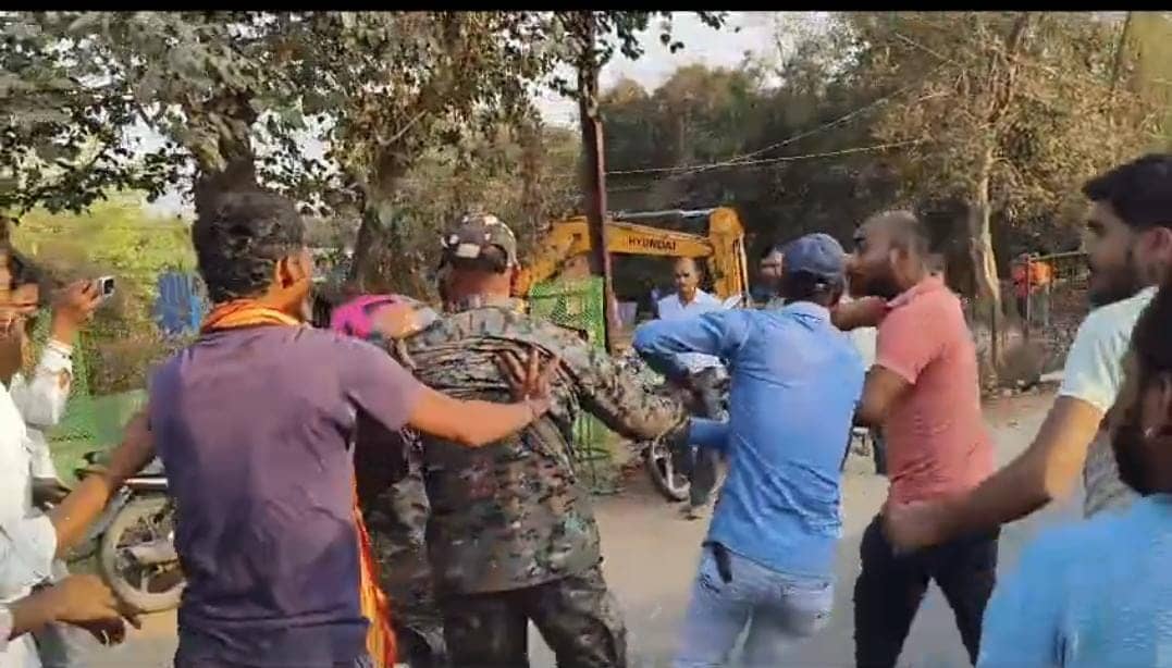 देवघर में मोटरसाइकिल से गिरकर महिला की मौत मामला: पुलिस कर्मियों के साथ मॉब लिंचिंग की कोशिश के आरोप में सैकड़ों नामजद और अज्ञात पर मामला दर्ज