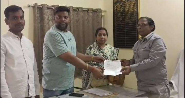 जमशेदपुर: मार्च महीने में ही लौहनगरी के इन इलाकों में गहराया जल संकट, समस्या को लेकर पीएचडी विभाग से मिले लोग, पढ़ें क्या है मांग