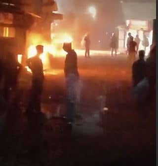 भारत की जीत के जश्न के बीच दो पक्षों में पथराव, पेट्रोल बम फेंके, वाहनों और दुकानों में लगाई आग