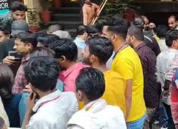 Bihar News: तनिष्क शोरूम में दिनदहाड़े घुसे बेखौफ अपराधी, लूटे दो करोड़ के गहने, व्यापारियों में दहशत