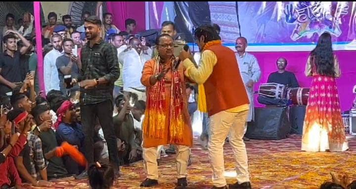 Bihar News:फिर विवादों से घिरे विधायक गोपाल मंडल, विवादित गाने पर ठुमका लगाना पड़ा भारी, पढ़ें क्या है पूरा मामला