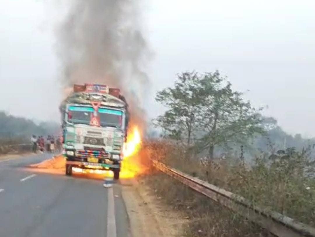 दुमका: बीच सड़क धू-धू कर जलने लगा ट्रक, मौके पर मची अफरा-तफरी 
