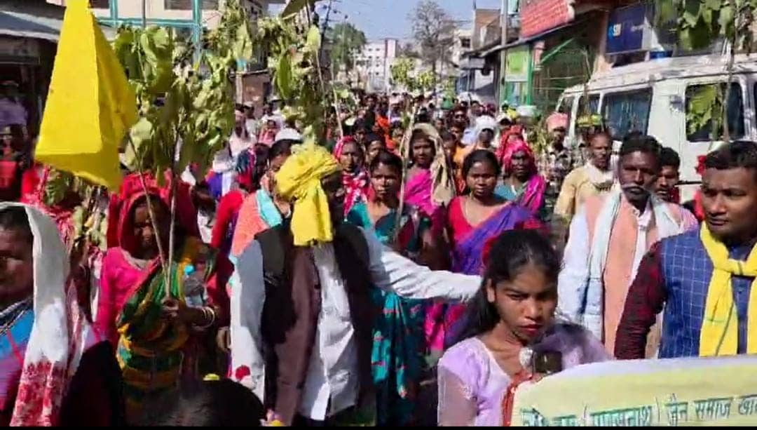 जैन समाज के खिलाफ आदिवासी समुदाय का पारसनाथ शिखरजी में जोरदार प्रदर्शन, कहा- खाली करो पारसनाथ 
