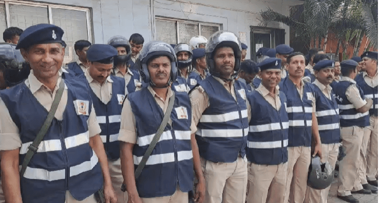 जमशेदपुर : होली को लेकर प्रशासन अलर्ट, ड्यूटी पर तैनात जवानों को दिया गया रेडियम जैकेट