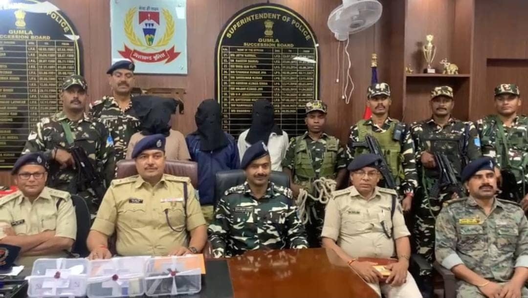 गुमला पुलिस को मिली बड़ी सफलता, पीएलएफआई का हार्डकोर नक्सली सहित तीन गिरफ्तार, हथियार भी बरामद 
