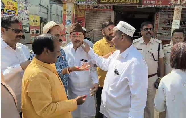 पहले मस्जिद में पढ़ी नमाज फिर जमकर खेली होली, देखिए रांची से सामने आई खूबसूरत तस्वीर