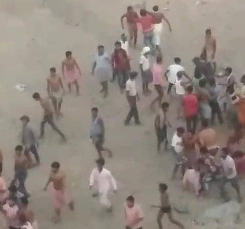 Dhanbad: एक तरफ जल रही थी महिला की लाश तो थोड़ी दूरी  पर क्यों चल रहे थे लाठी -डंडे, पढ़िए विस्तार से