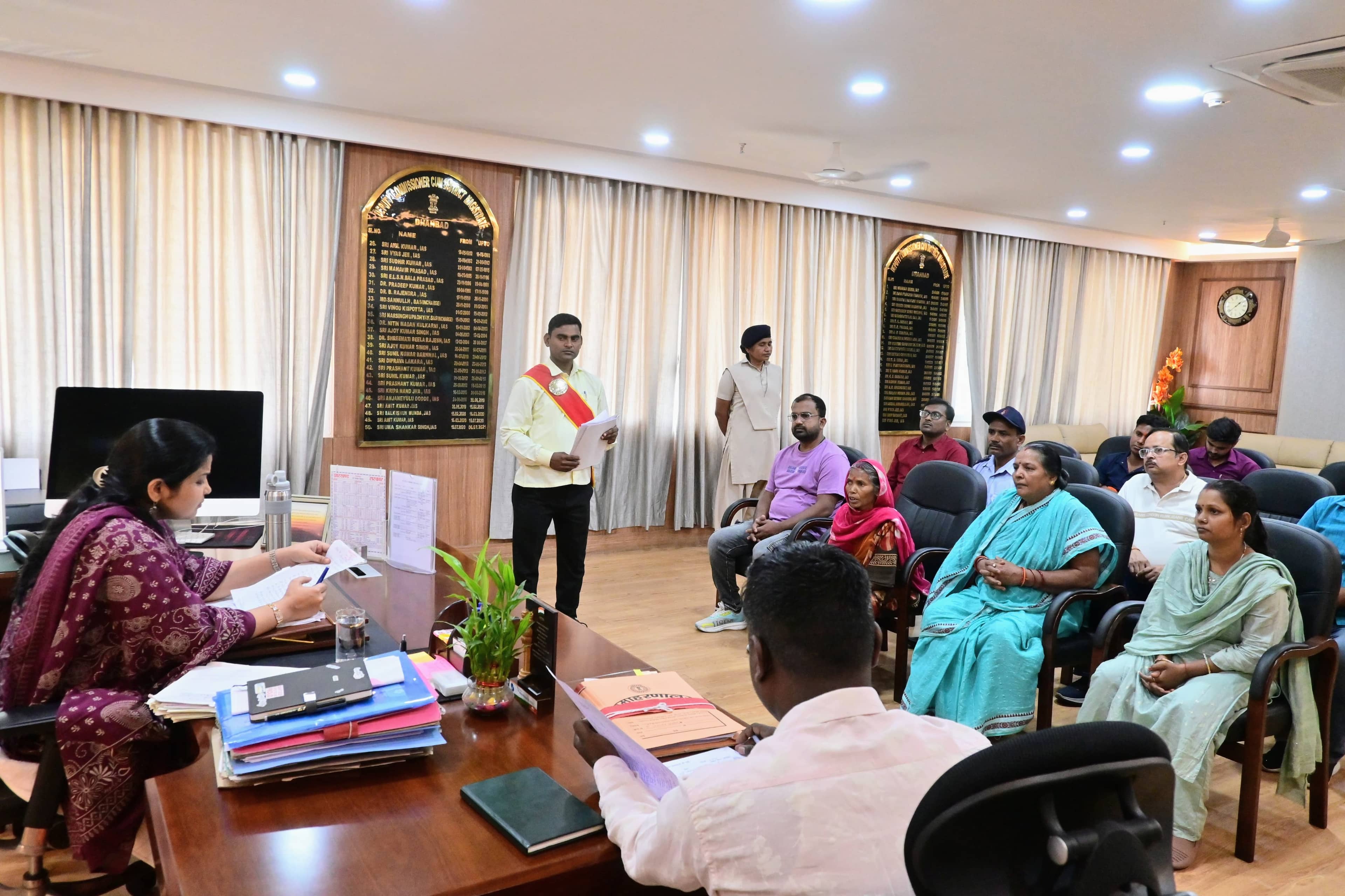 Dhanbad: डीसी के जनता दरबार में जमीन माफिया के खिलाफ पढ़िए कैसी-कैसी शिकायतें पहुंची