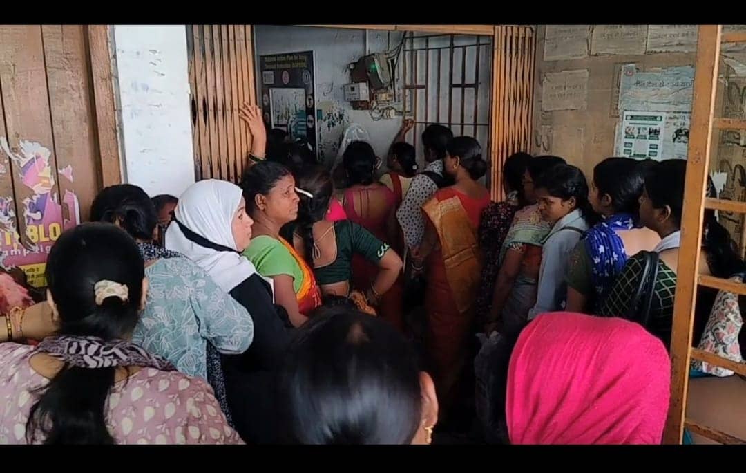 मंईयां  सम्मान योजना: धनबाद में राशि के इंतजार में क्यों थी आक्रोशित महिलाओं की लम्बी कतार,पढ़िए