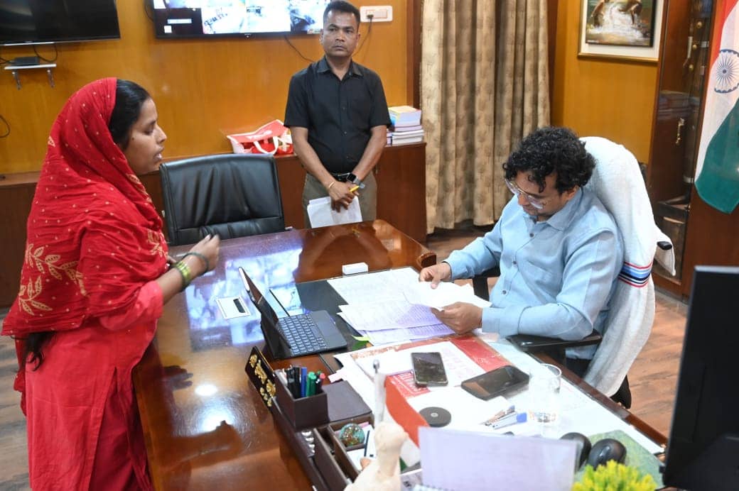 साहिबगंज: उपायुक्त हेमंत सत्ती ने जनता दरबार लगाकर सुनी लोगों की समस्या, कहा जनता को परे शान करने वाले अधिकारियों पर होगी कार्रवाई 