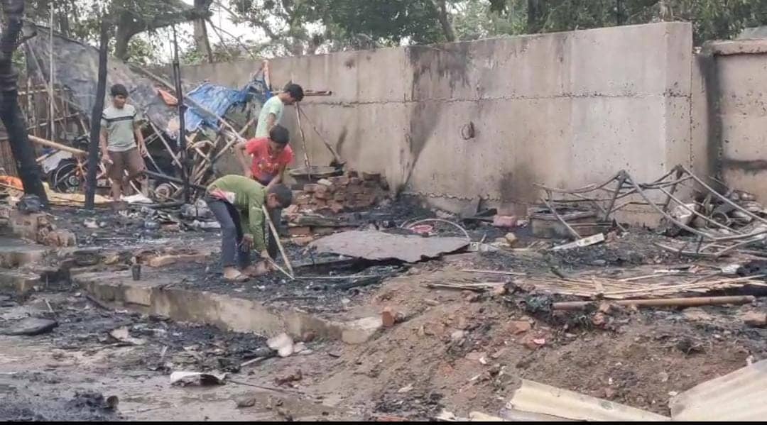 साहिबगंज के सूर्या नर्सिंग होम के सामने लगी भीषण आग, लाखों का नुकसान, पीड़ित परिवारों ने लगाई मदद की गुहार