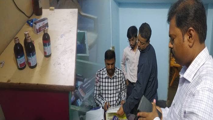 दुमका में नशा के खिलाफ प्रशासन की सख्त कार्यवाई, 3 मेडिकल हॉल से काफी मात्रा में प्रतिबंधित दवा बरामद