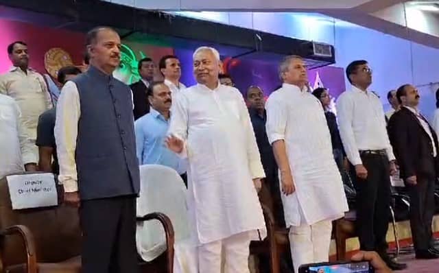 नीतीश कुमार ने फिर किया राष्ट्रगान के बीच अजीब हरकत,राजद ने लिया निशाने पर, देखिए वीडियो  