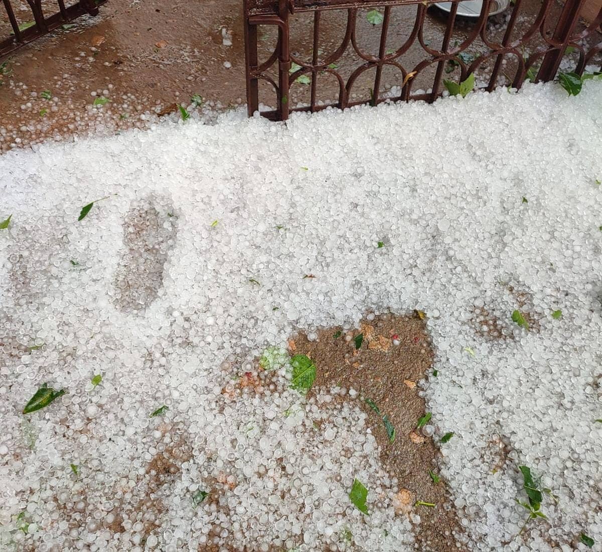 झारखंड में मौसम हुआ सुहाना, आधे घंटे की झमाझम बारिश में खूब गरजे बादल, जमकर गिरे ओले