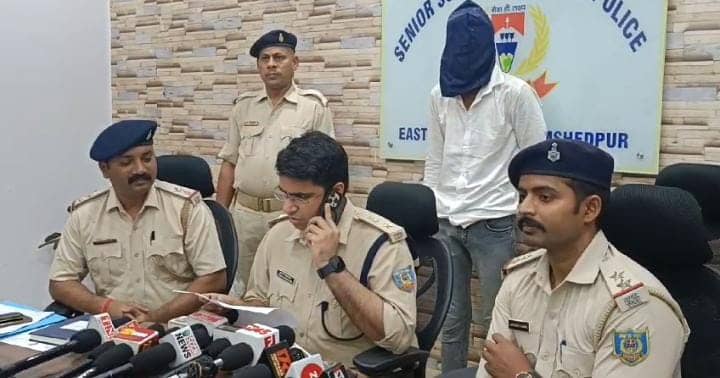 Jamshedpur: गोविंदपुर पुलिस ने किया शम्भू लोहार हत्याकांड का खुलासा, मामले में फुफेरा भाई गिरफ़्तार 