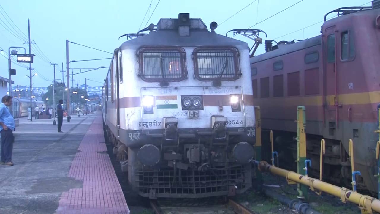 पटना में छात्रों के प्रदर्शन के कारण कई ट्रेनों के परिचालन पर असर, कई ट्रेन के मार्ग परिवर्तित, तो कई ट्रेन रद्द