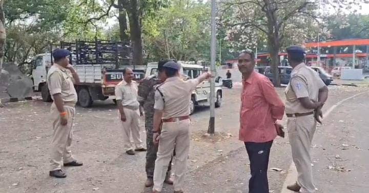 जमशेदपुर:हेलमेट चेकिंग से बचने के प्रयास में स्कूटी से गिरी महिला, गंभीर हालत में अस्पताल में भर्ती