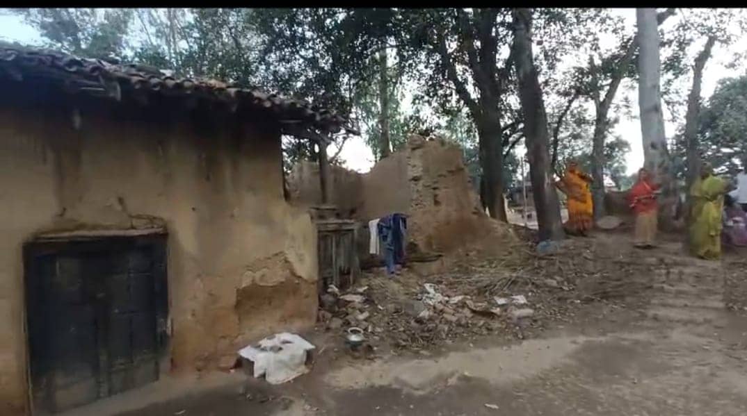 गिरिडीह: बच्ची की मौत के बाद जागा स्वास्थ्य महकमा, पीड़ित परिवार से मिलने पहुंचें प्रखंड विकास पदाधिकारी