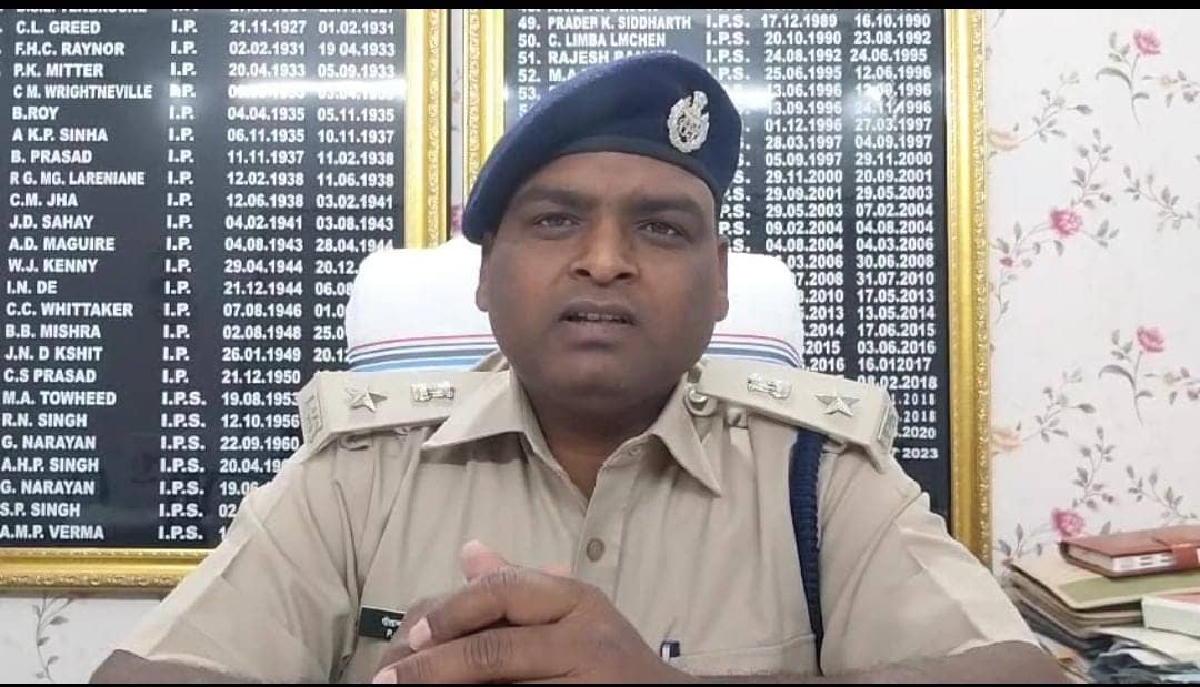 दुमका में बच्चा चोर का अफवाह, अजनबी बन रहे शिकार! देखिए कैसे बिजली के खंभे से बांध कर कर दी पिटाई, एसपी ने की ये अपील