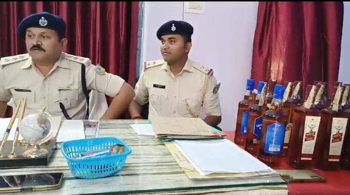साहिबगंज: गंगा नदी के रास्ते विदेश शराब की तस्करी करनेवालों पर पुलिस की बड़ी कार्रवाई, भारी मात्रा में शराब के साथ एक को दबोचा