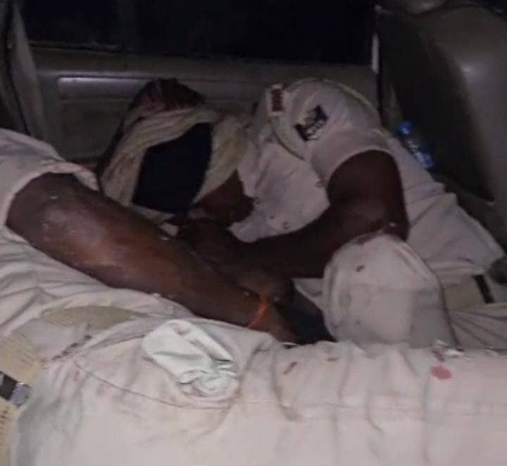 Bihar News: छापेमारी करने पहुंची पुलिस टीम पर हमला, दो होमगार्ड जवानों को बंधक बनाकर की मारपीट, वाहन को भी किया क्षतिग्रस्त