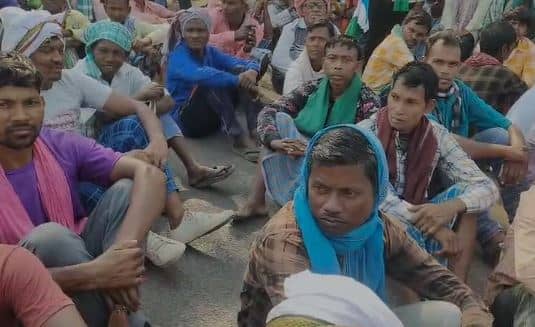 साहिबगंज में मूलवासियों ने किया धरना प्रदर्शन, डीसी हेमंत सत्ती को सौंपा 15 सूत्री मांग पत्र