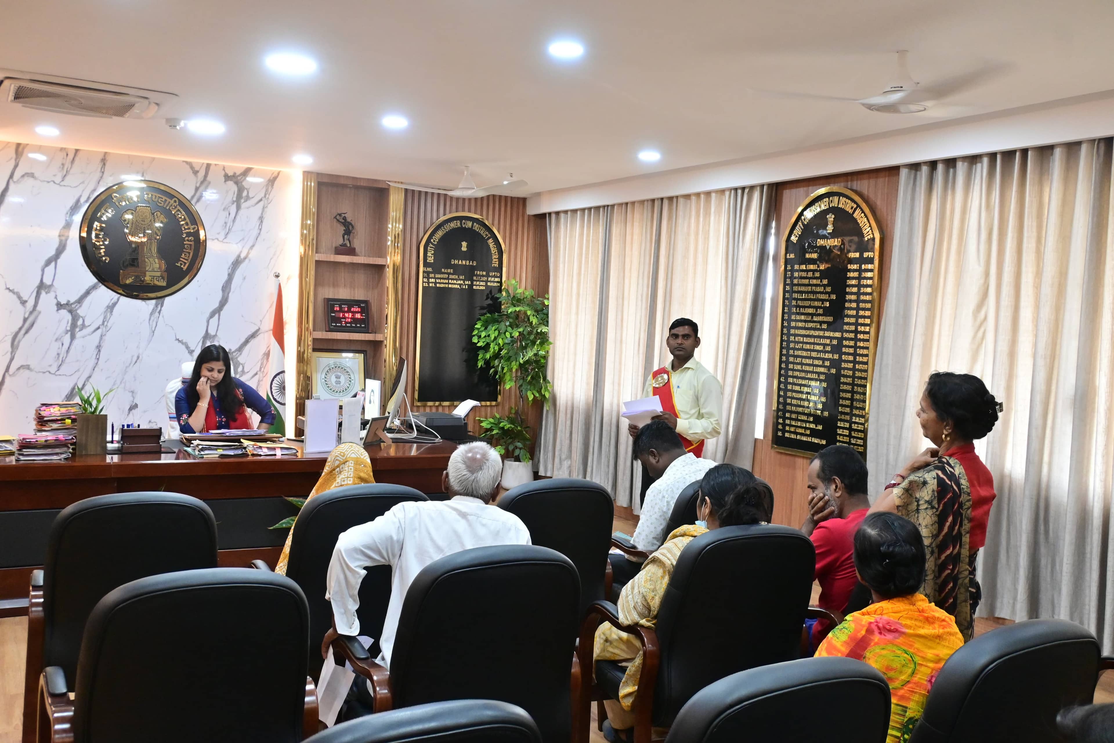 डीसी का जनता दरबार : इधर बूढ़ी मां अपनी बेटी के अत्याचार से मुक्ति मांग रही थी तो उधर बहनें भाइयों की कारस्तानी बता रही थी