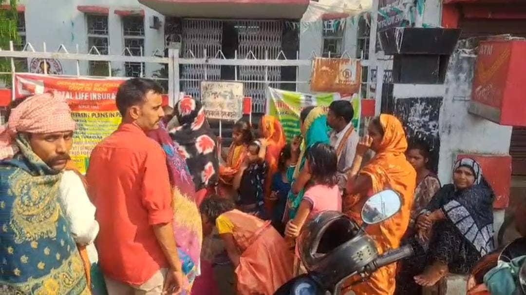 कैसी व्यवस्था- आधार कार्ड में करवाना है सुधार...तो छोड़ने पड़ेंगे जरूरी काम, पूरे दिन  लंबी लाइन में खड़े रहने पर भी नहीं हो रहा काम, लोग परेशान