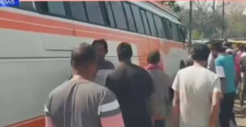 Dhanbad : बिना चालक की एक  यात्री बस के पढ़िए -कैसे की किस्तों में जान लेने की कोशिश !!